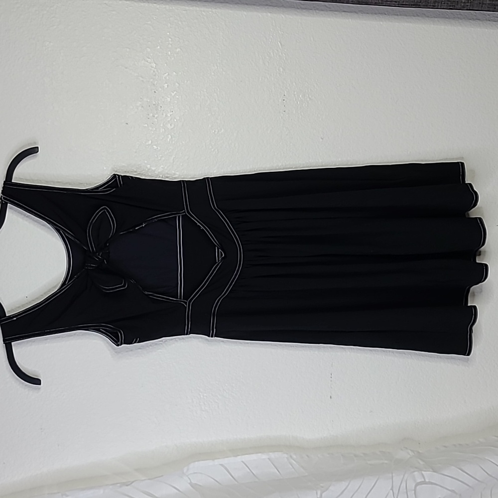 BCBG Dress Size Small Black White Embellished Cut Out Back Cute Travel Casual - Picture 5 of 9